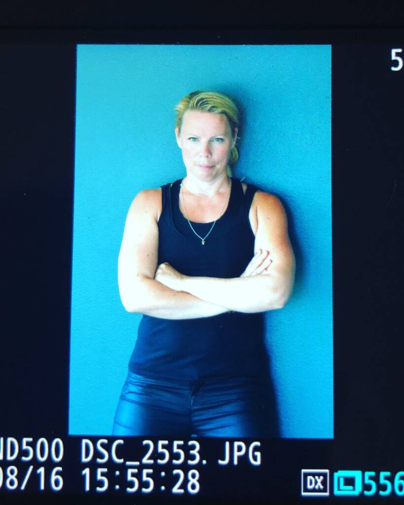 Caroline framför kameran